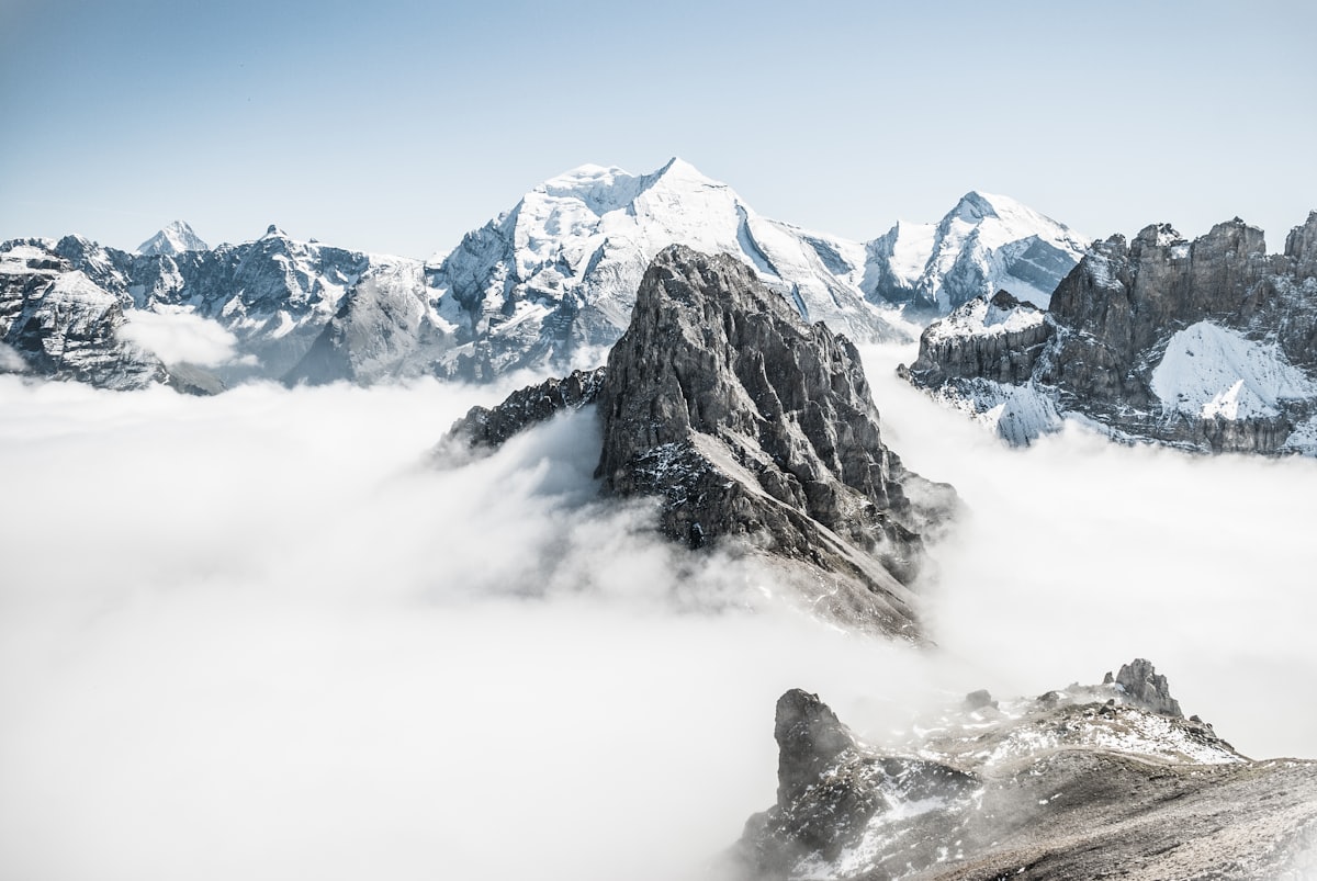 Türkisblauer Bergsee in Tirol mit Zugspitze im Hintergrund