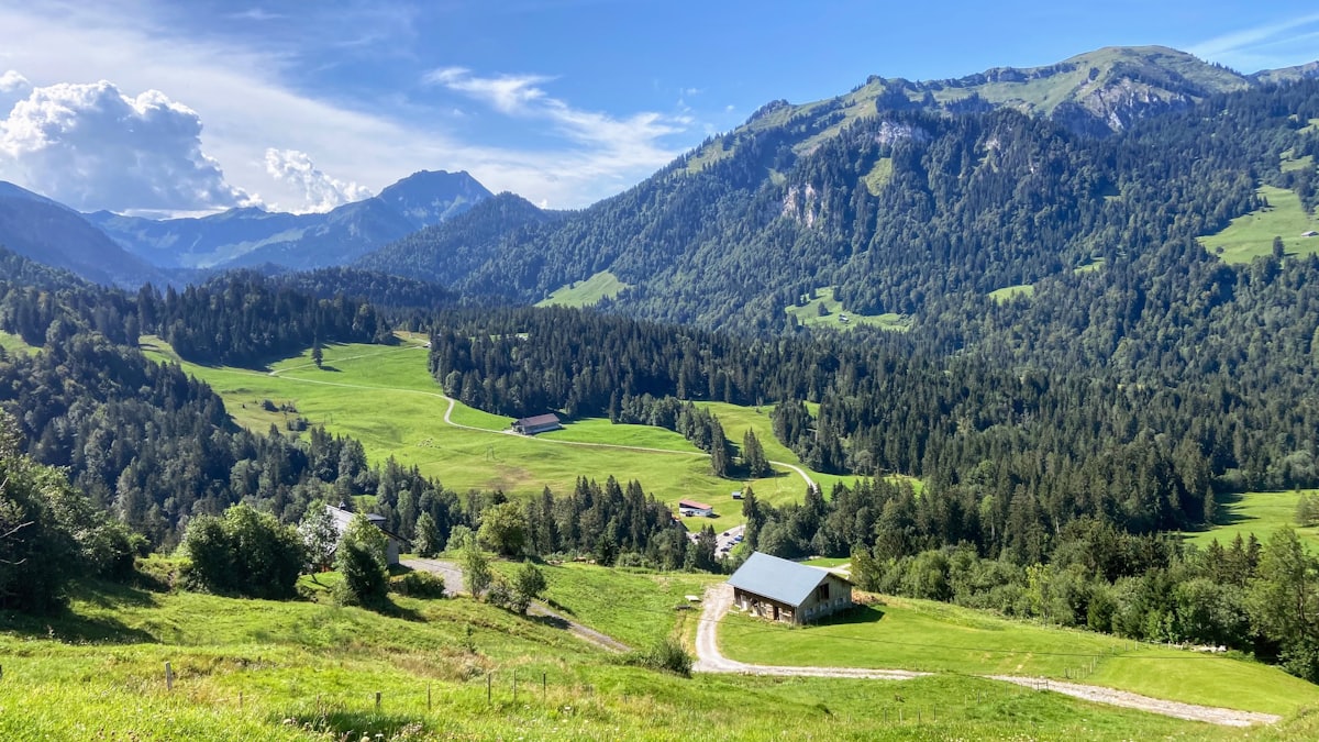 Wanderer auf Bergpfad