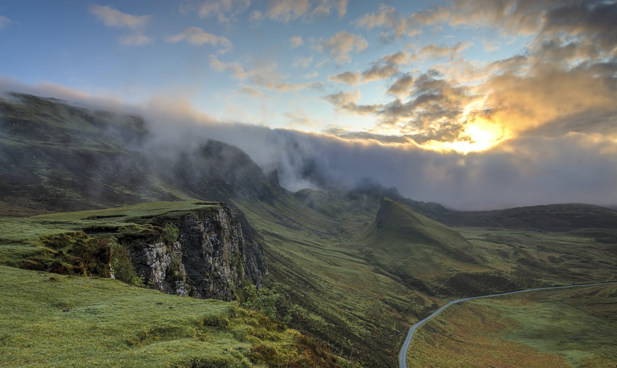 Frühlingslandschaft im Tiroler Gaistal mit ersten Almblüten