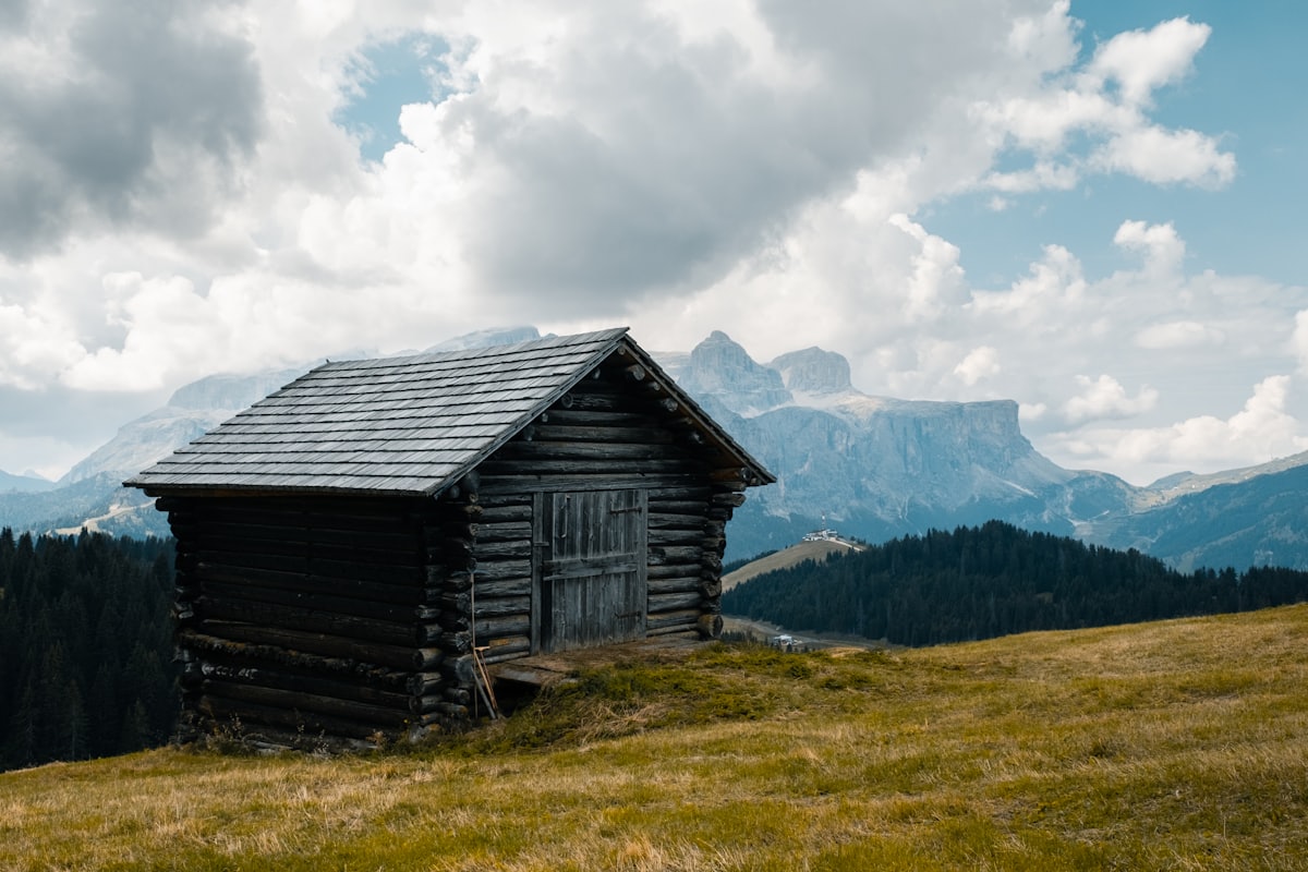Almhütte auf grüner Wiese in den Tiroler Bergen