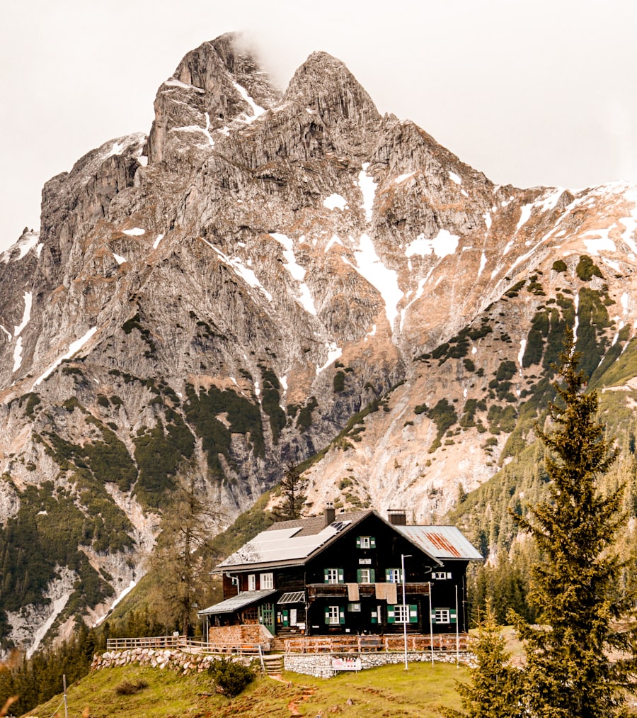 Almhütte im Gaistal mit Bergpanorama